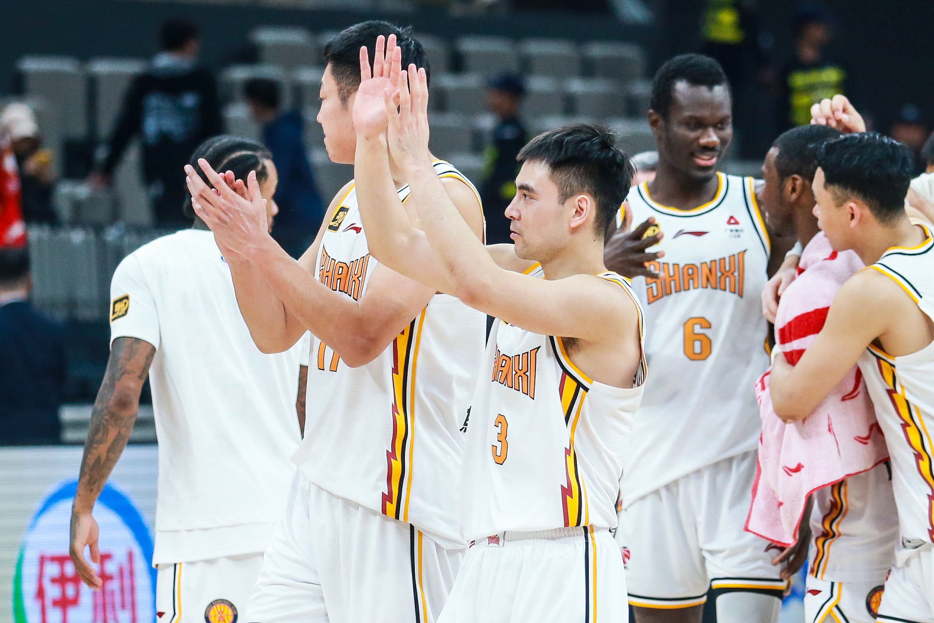 包含里程碑夜！夏洛特黄蜂调整名单，CBA季后赛赛后刷纪录，震撼外界，阵容厚度经受考验的词条